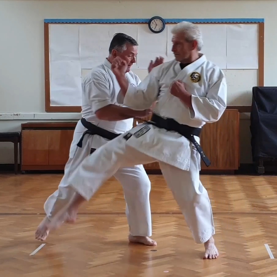Tori delivers Chūdan Migi Gyakuzuki before Uke's foot lands
